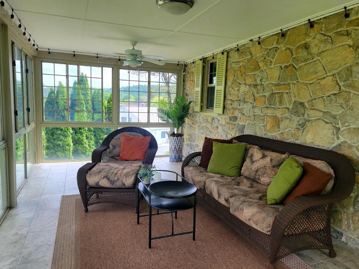 Downingtown Manor - 1900S Farmhouse With Creek Views Exterior photo